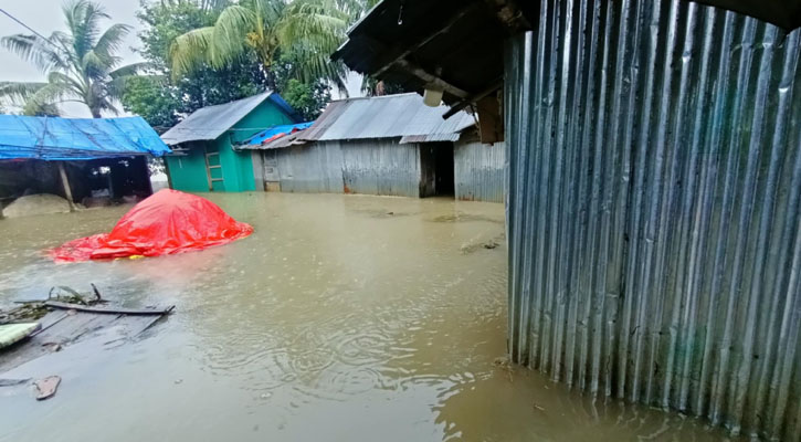 উঁচু স্থান-আশ্রয়কেন্দ্রে ছুটছে মানুষ